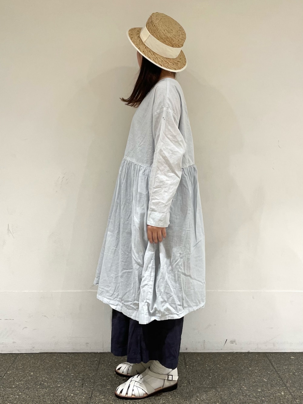 ホワイト系のサンダル、グレー系のチュニック、グレー系のその他パンツを着用したレディースの春コーディネートの3枚目の写真