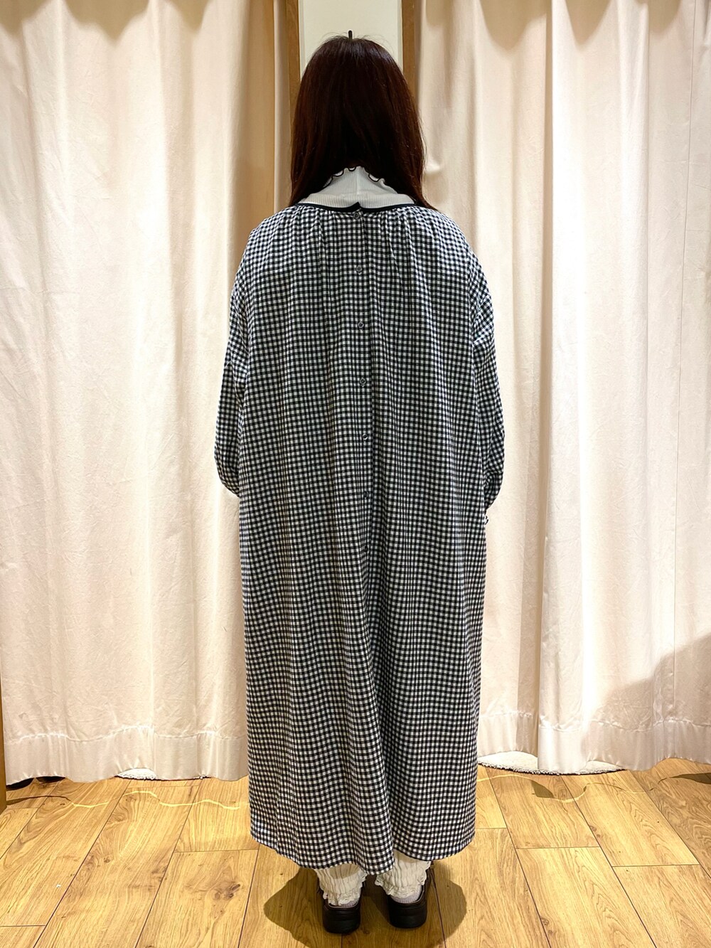 ホワイト系のTシャツ/カットソー、ブラック系のワンピース、ホワイト系のその他パンツを着用したレディースの冬コーディネートの3枚目の写真