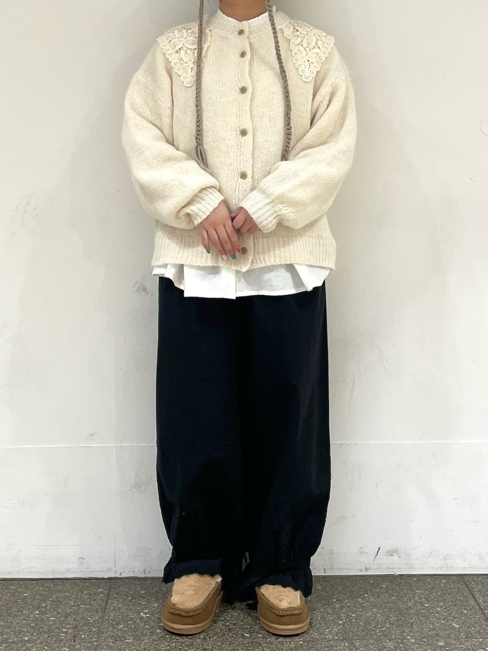 イエロー系のその他シューズを着用したレディースの冬コーディネートの2枚目の写真