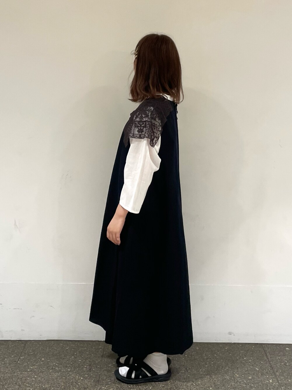 ホワイト系のシャツ/ブラウス、ブラック系のワンピース、ホワイト系のハンドバッグを着用したレディースの夏コーディネートの3枚目の写真