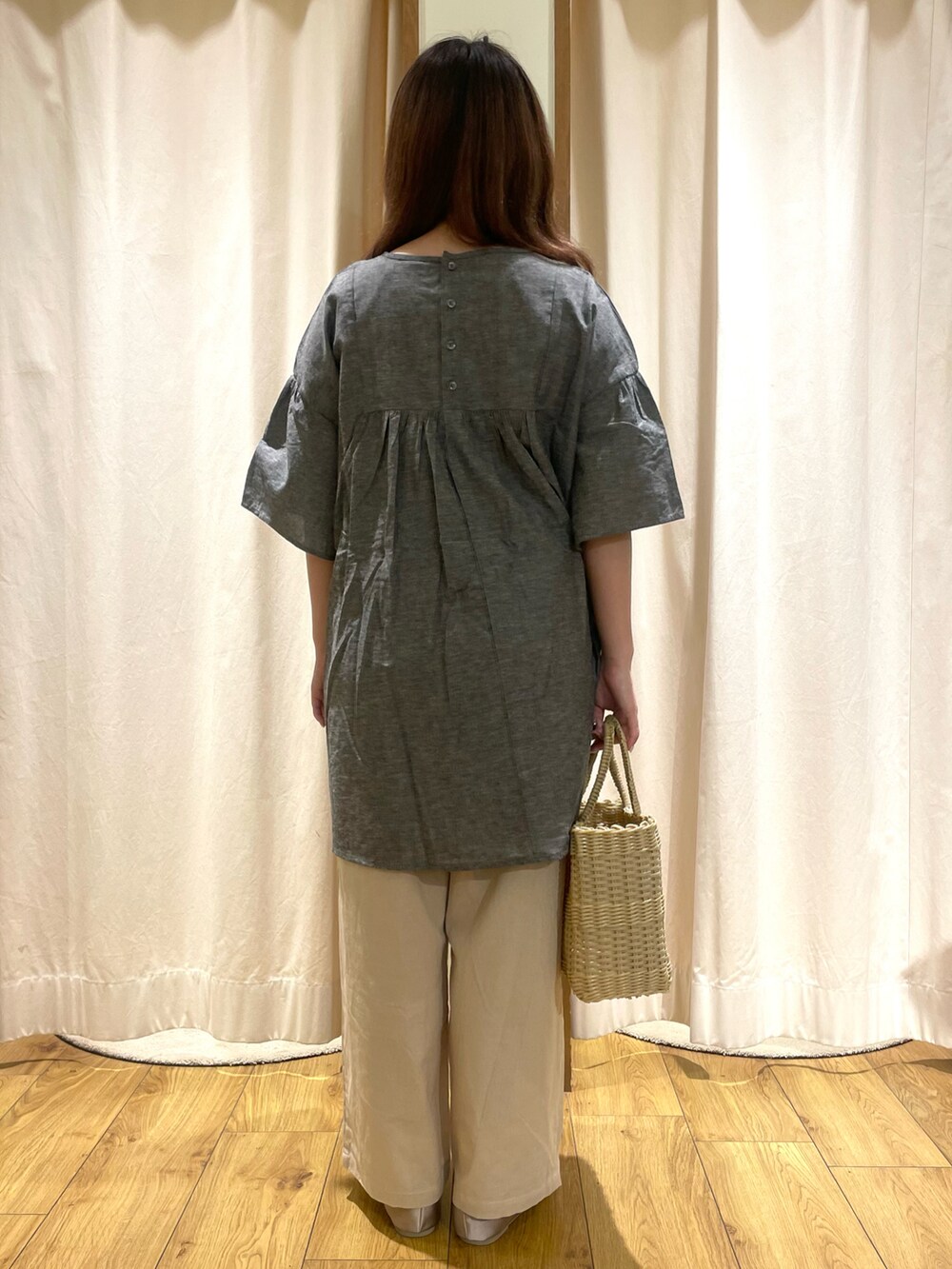 グレー系のシャツ/ブラウス、ベージュ系のトートバッグ、ベージュ系のその他シューズを着用したレディースの夏コーディネートの3枚目の写真