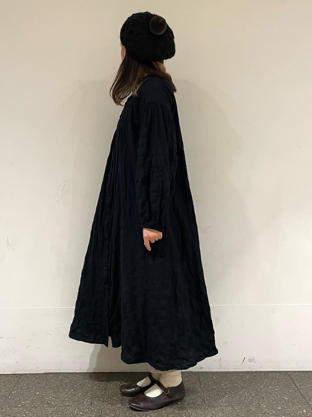 ブラック系のワンピース、ベージュ系のその他パンツ、ブラウン系のドレスシューズを着用したレディースの冬コーディネートの3枚目の写真