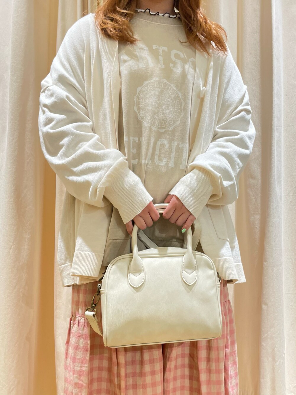 ホワイト系のTシャツ/カットソー、ホワイト系のショルダーバッグ、ホワイト系のその他シューズを着用したレディースの春コーディネートの4枚目の写真