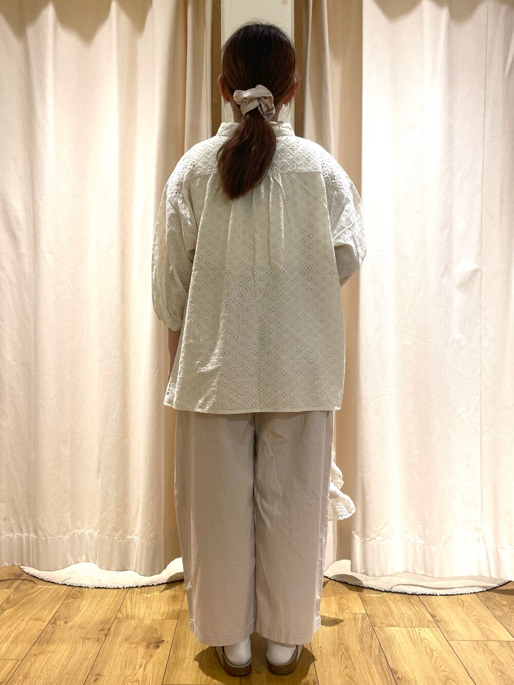 ホワイト系のシャツ/ブラウス、ピンク系のその他パンツ、ホワイト系のトートバッグを着用したレディースの夏コーディネートの3枚目の写真