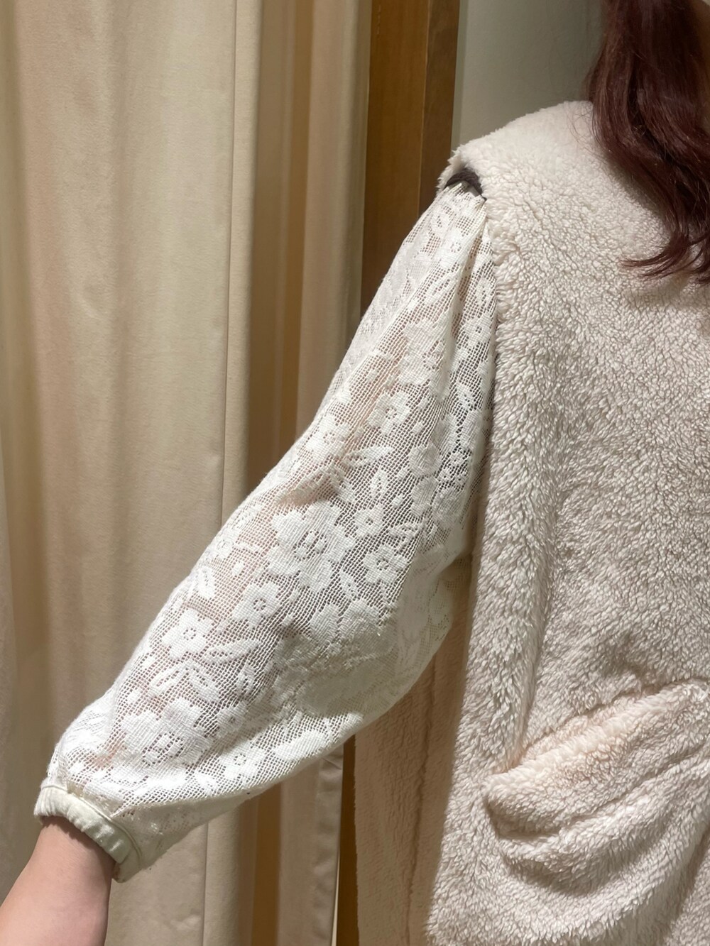 ホワイト系のTシャツ/カットソー、ホワイト系のベスト、ブラウン系のジャンパースカートを着用したレディースの秋コーディネートの4枚目の写真