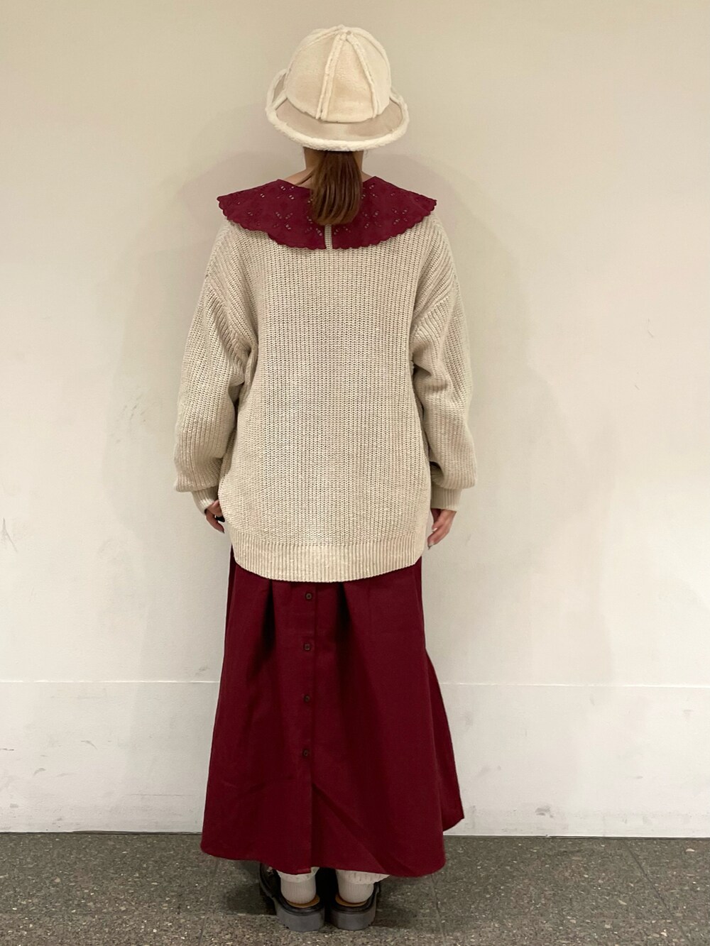 レッド系のワンピース、ホワイト系のその他パンツ、ブラウン系のサンダルを着用したレディースの秋コーディネートの4枚目の写真