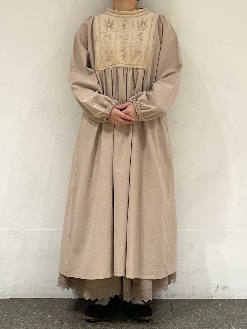 ブラウン系のドレスシューズを着用したレディースの冬コーディネートの2枚目の写真