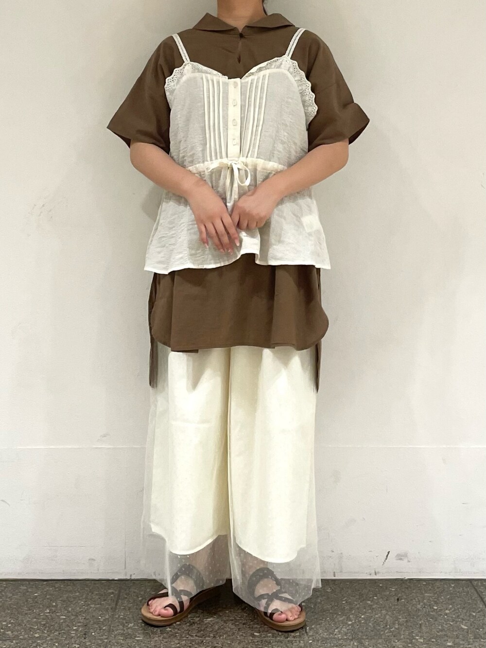 ホワイト系のシャツ/ブラウス、ブラウン系のシャツ/ブラウスを着用したレディースの秋コーディネートの2枚目の写真