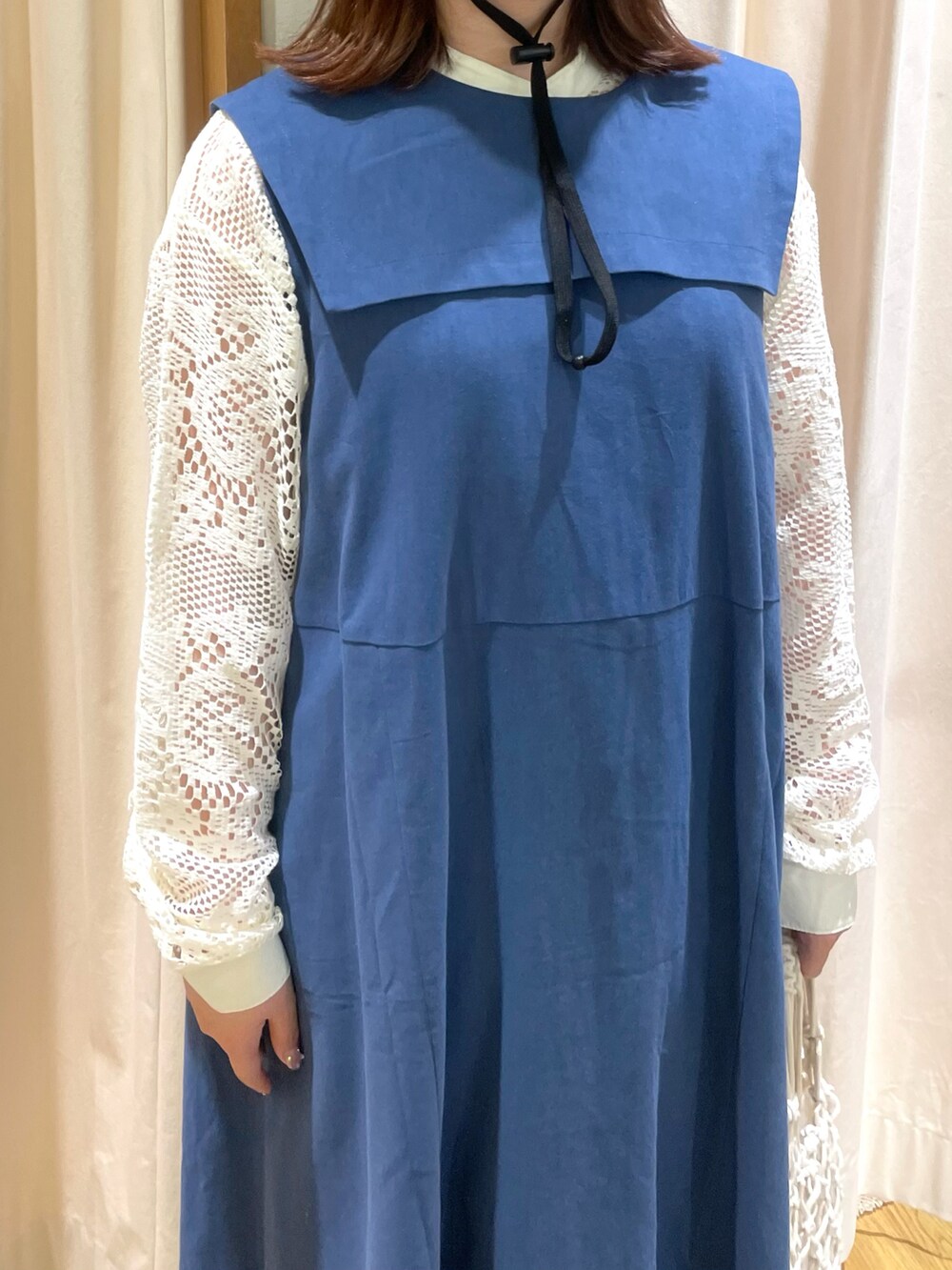 ホワイト系のシャツ/ブラウス、ブルー系のワンピース、ホワイト系のハンドバッグを着用したレディースの夏コーディネートの4枚目の写真