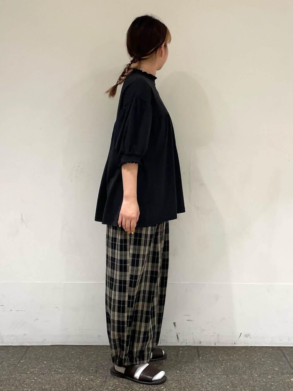 ブラウン系のサンダル、ブラック系のその他パンツ、ブラック系のTシャツ/カットソーを着用したレディースの秋コーディネートの5枚目の写真