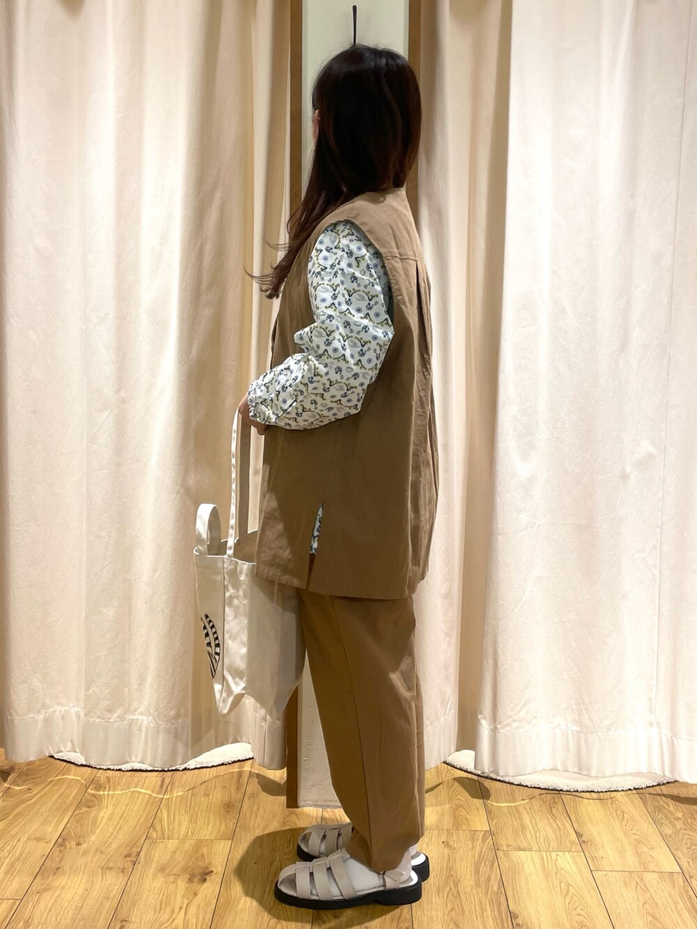 「miyuki matsuo、松尾ミユキコラボ、ネコ、ブラウス、ベスト、ブラウン、パンツスタイル、セットアップ、グルカサンダル、サンダル、低身長、サマンサ モスモス(Samansa Mos2)、サマンサモスモス、SM2、Samansa Mos2」|「Samansa Mos2の【リンネル5月号掲載アイテム】【UVカット】着回し力アップベスト(ベスト、ベージュ系)」を使った、松さん(レディース・153cm)の春コーディネートの2枚目の写真