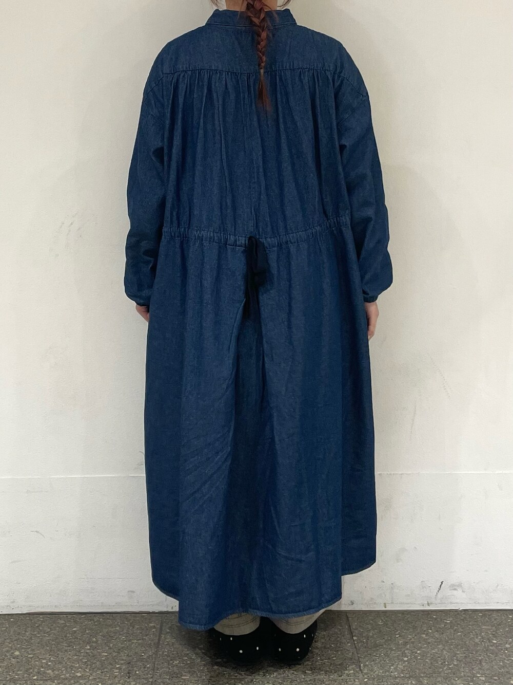 グレー系のドレスシューズ、ブラウン系のハットを着用したレディースの冬コーディネートの4枚目の写真