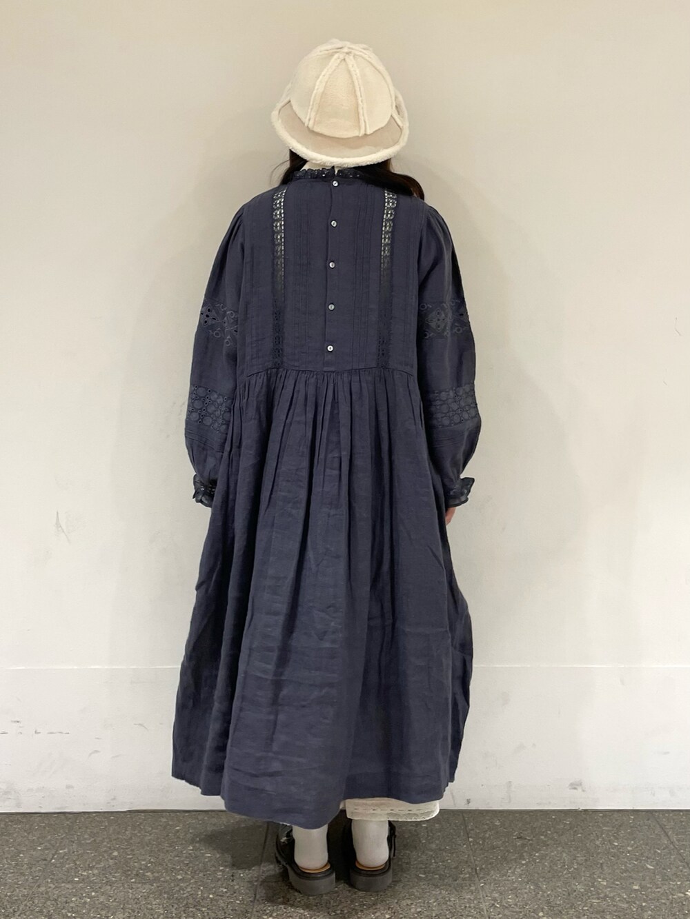 ブルー系のワンピース、ホワイト系のその他パンツ、ブラウン系のサンダルを着用したレディースの秋コーディネートの4枚目の写真