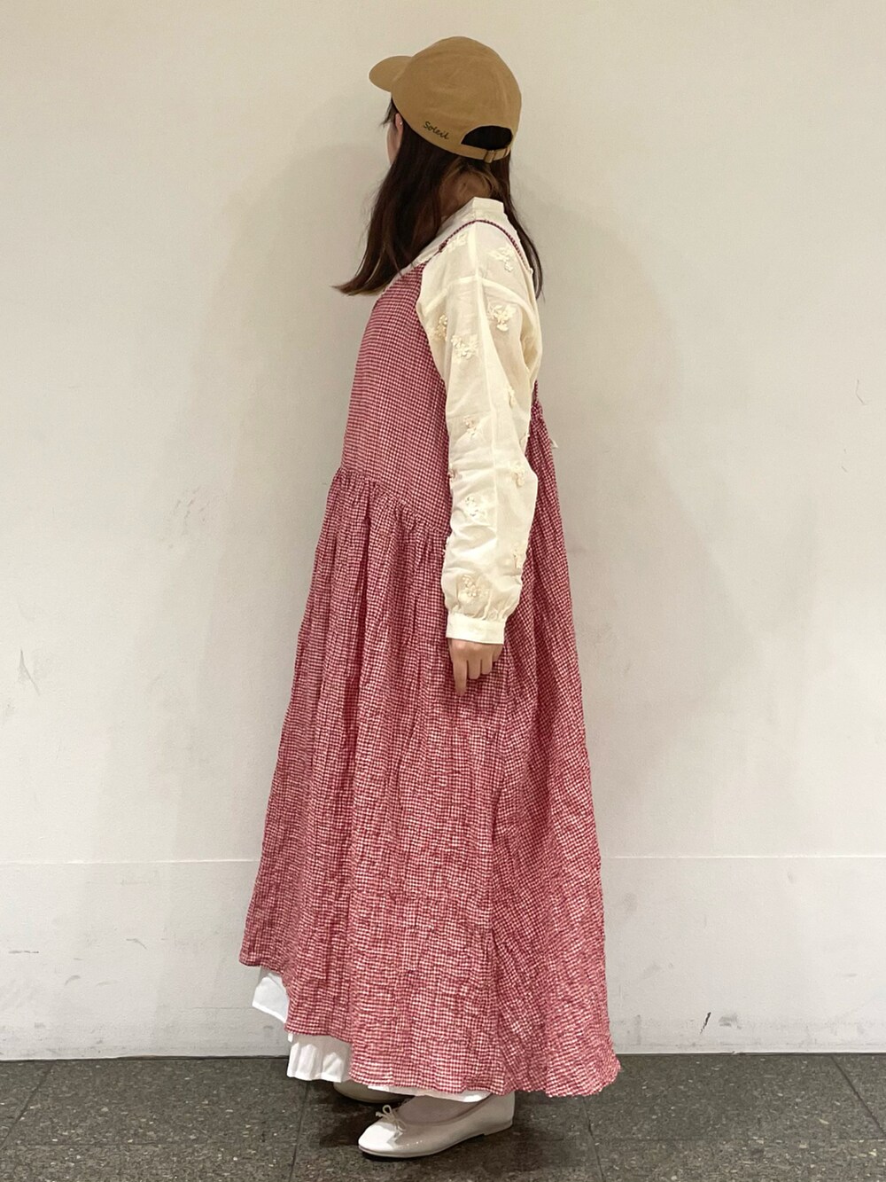 ホワイト系のシャツ/ブラウス、レッド系のワンピース、ホワイト系のスカートを着用したレディースの春コーディネートの3枚目の写真