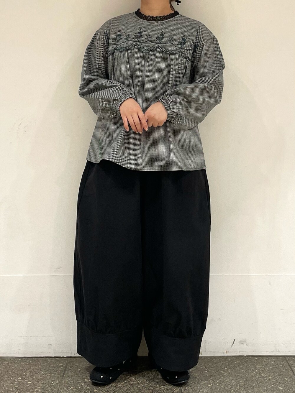 グレー系のドレスシューズ、ブラウン系のハットを着用したレディースの冬コーディネートの2枚目の写真