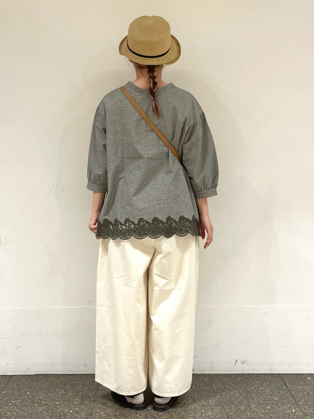 ブラウン系のサンダル、グレー系のシャツ/ブラウス、ホワイト系のハンドバッグを着用したレディースの夏コーディネートの4枚目の写真