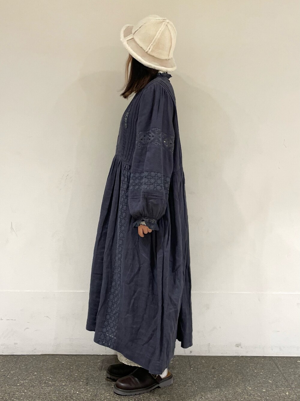 ブルー系のワンピース、ホワイト系のその他パンツ、ブラウン系のサンダルを着用したレディースの秋コーディネートの3枚目の写真