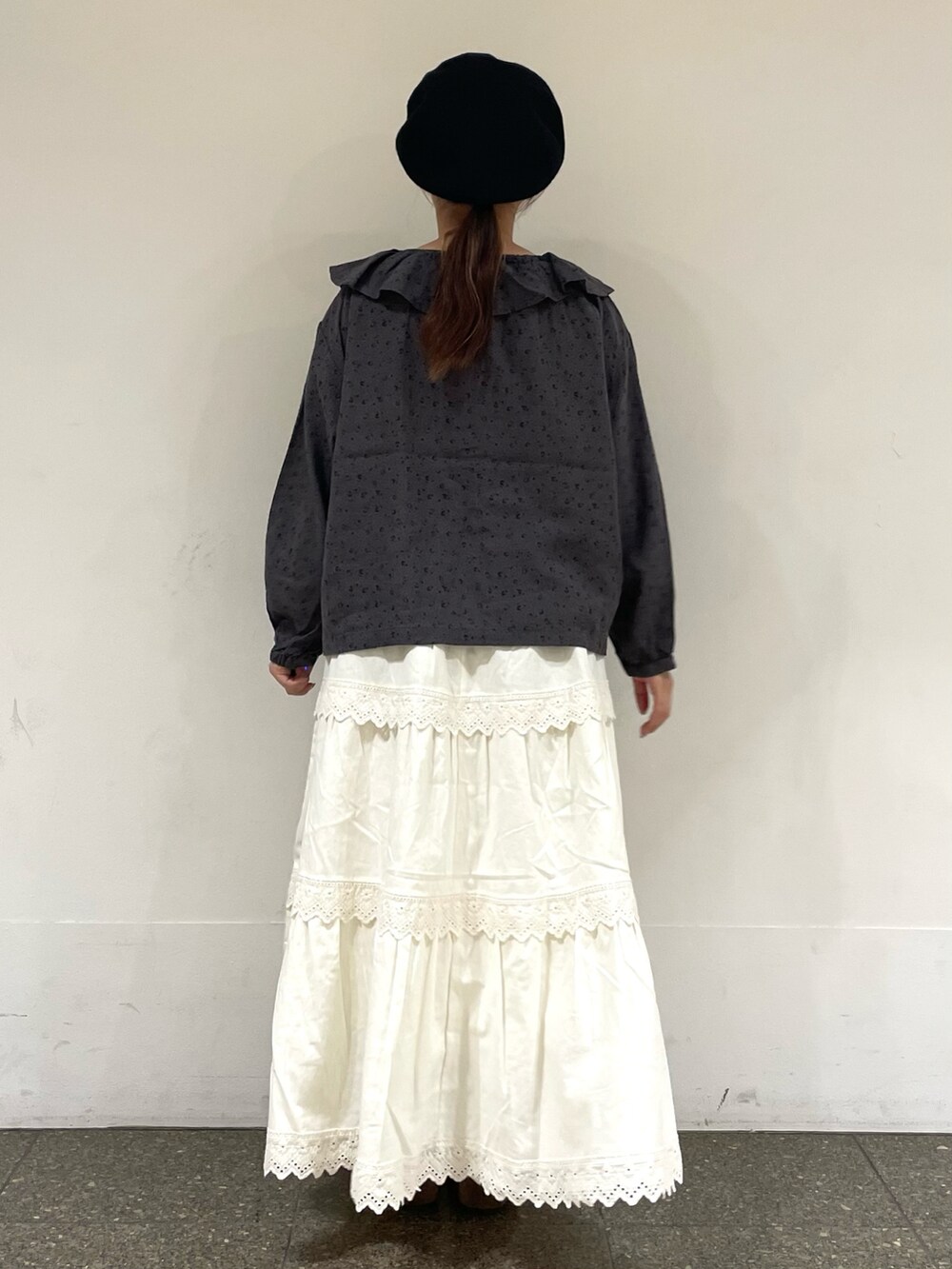 ブラック系のハットを着用したレディースの冬コーディネートの4枚目の写真