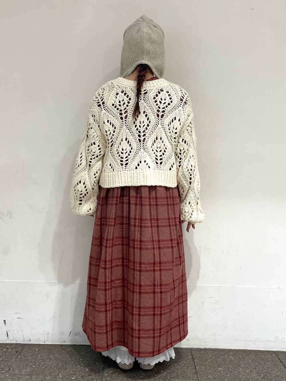 ベージュ系のドレスシューズ、ホワイト系のカーディガン/ボレロ、レッド系のワンピースを着用したレディースの冬コーディネートの4枚目の写真