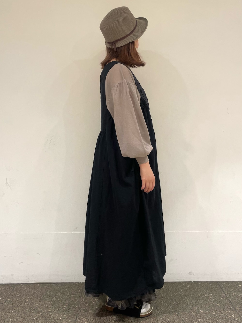 ブラウン系のカーディガン/ボレロ、ブラック系のワンピース、グレー系のスカートを着用したレディースの夏コーディネートの5枚目の写真