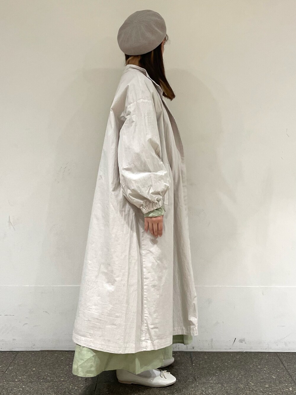 ホワイト系のパンプス、グリーン系のシャツ/ブラウス、グリーン系のスカートを着用したレディースの春コーディネートの5枚目の写真