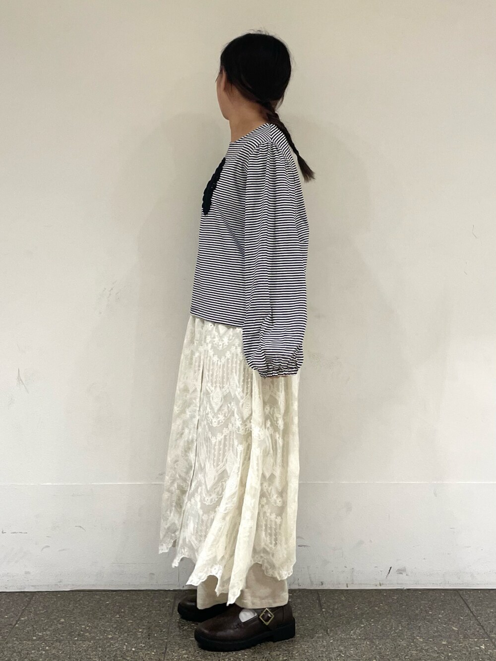 ブラウン系のドレスシューズを着用したレディースの冬コーディネートの3枚目の写真