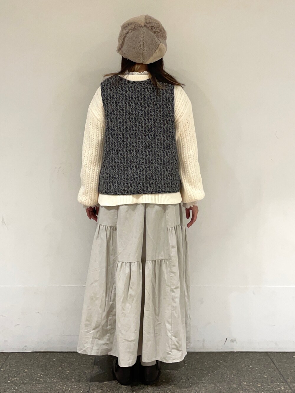 ブラウン系のドレスシューズ、ホワイト系のシャツ/ブラウス、グリーン系のベストを着用したレディースの冬コーディネートの4枚目の写真