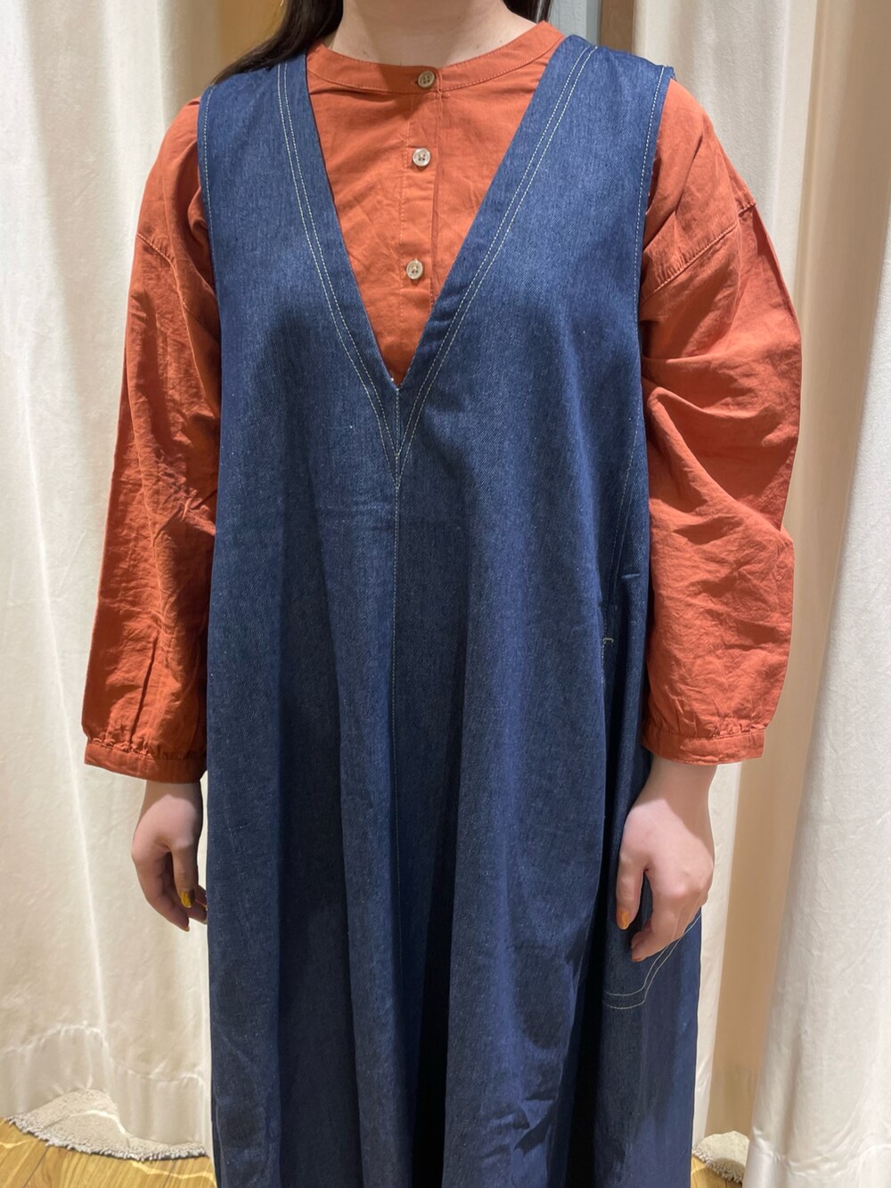 オレンジ系のシャツ/ブラウス、ブルー系のワンピース、ブラック系のその他シューズを着用したレディースの秋コーディネートの4枚目の写真