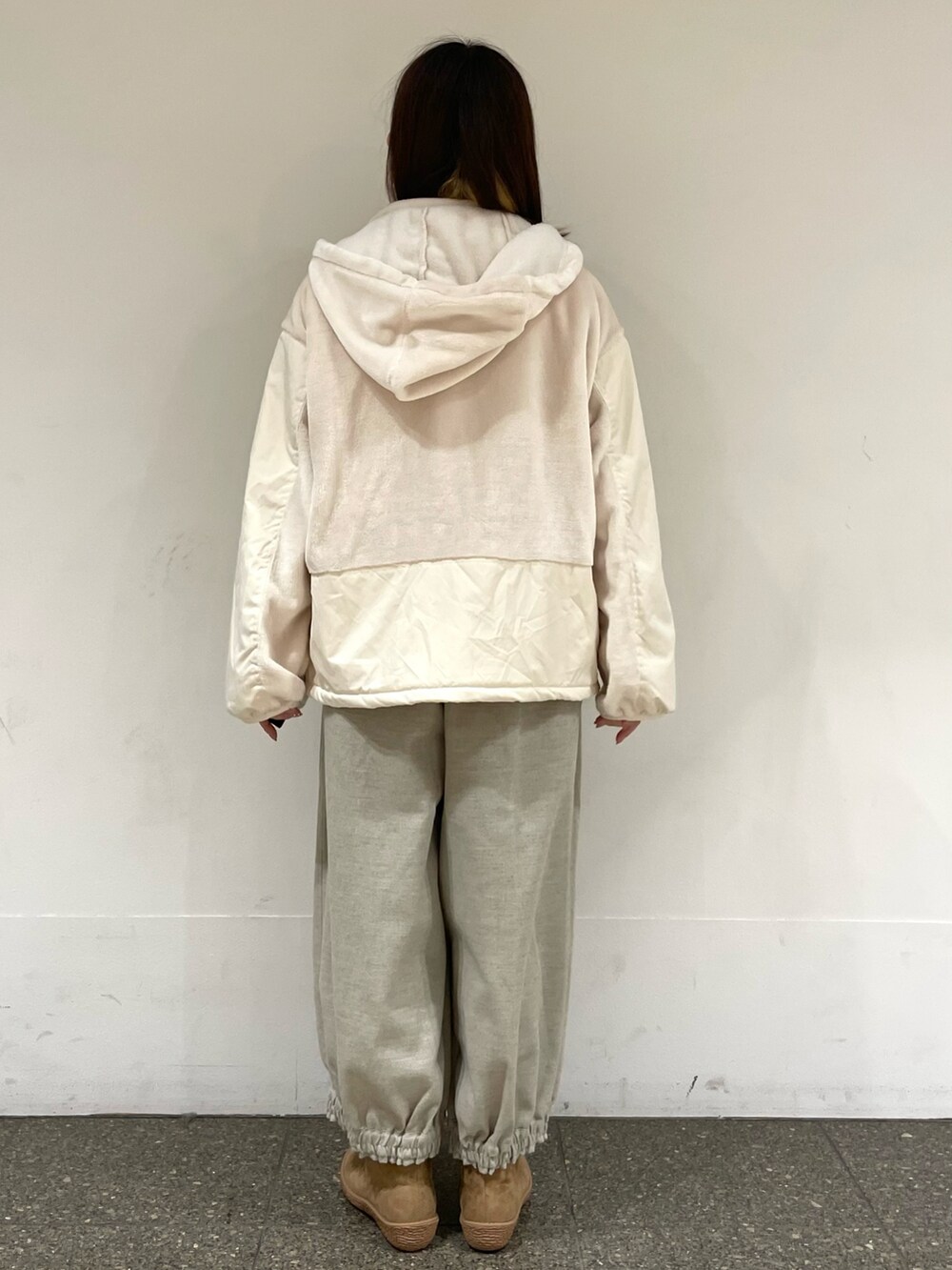 「ピンク、ピンクニット、ホワイト、ベージュ、ブルゾン、ボアブルゾン、ボア、ロゴニット、ニット、モカシン、パンツスタイル、サマンサ モスモス(Samansa Mos2)、サマンサモスモス、Samansa Mos2、SM2」|「Samansa Mos2のフード取り外しボア切替ジャケット(ノーカラージャケット、ホワイト系)」を使った、松さん(レディース・153cm)の冬コーディネートの4枚目の写真