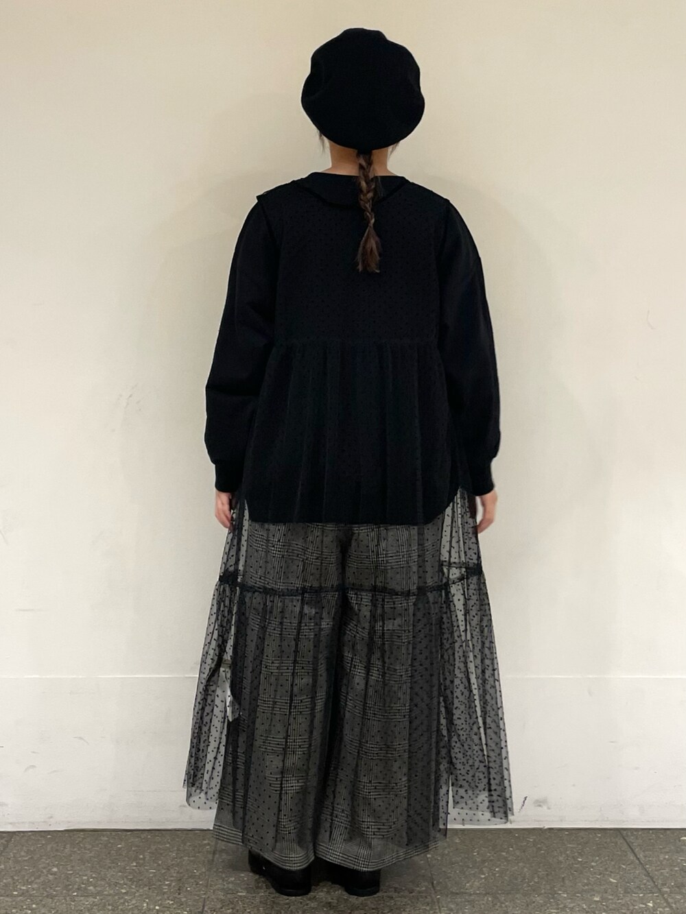 ブラック系のハットを着用したレディースの冬コーディネートの4枚目の写真