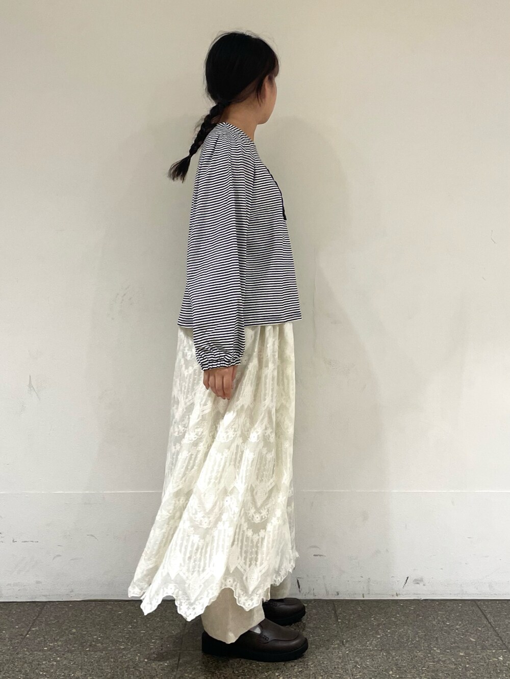 ブラウン系のドレスシューズを着用したレディースの冬コーディネートの5枚目の写真