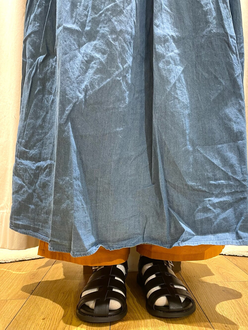 ブラック系のかごバッグ、ホワイト系のシャツ/ブラウス、ブルー系のワンピースを着用したレディースの春コーディネートの5枚目の写真