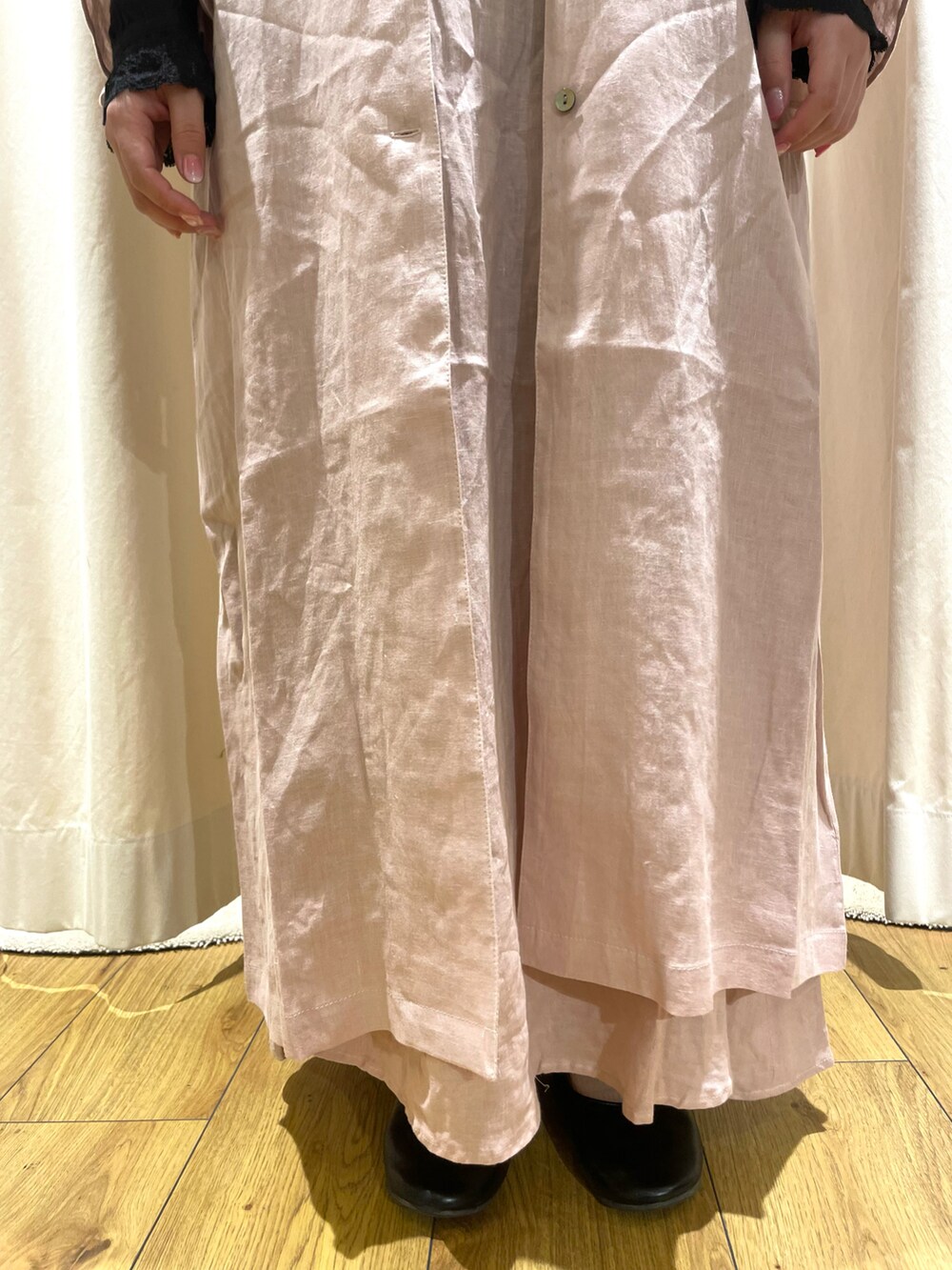 ブラック系のシャツ/ブラウス、ピンク系のワンピース、ピンク系のスカートを着用したレディースの春コーディネートの5枚目の写真