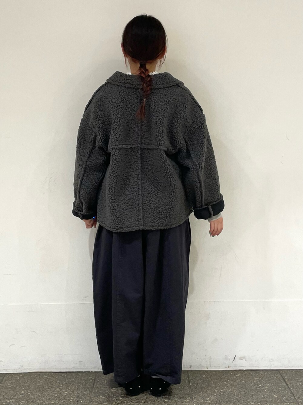 グレー系のドレスシューズ、グレー系のカーディガン/ボレロを着用したレディースの冬コーディネートの4枚目の写真