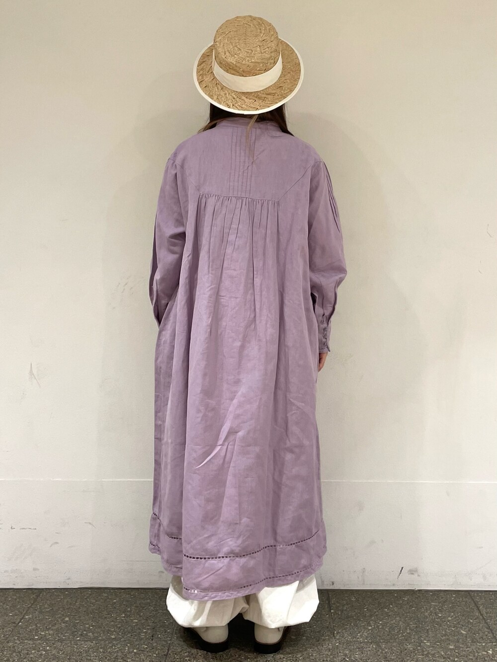 パープル系のワンピース、ホワイト系のサンダル、ホワイト系のその他パンツを着用したレディースの春コーディネートの4枚目の写真