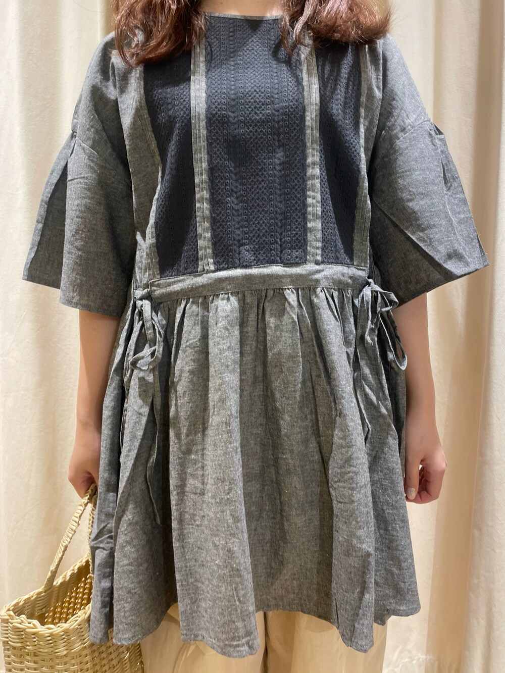 グレー系のシャツ/ブラウス、ベージュ系のトートバッグ、ベージュ系のその他シューズを着用したレディースの夏コーディネートの4枚目の写真