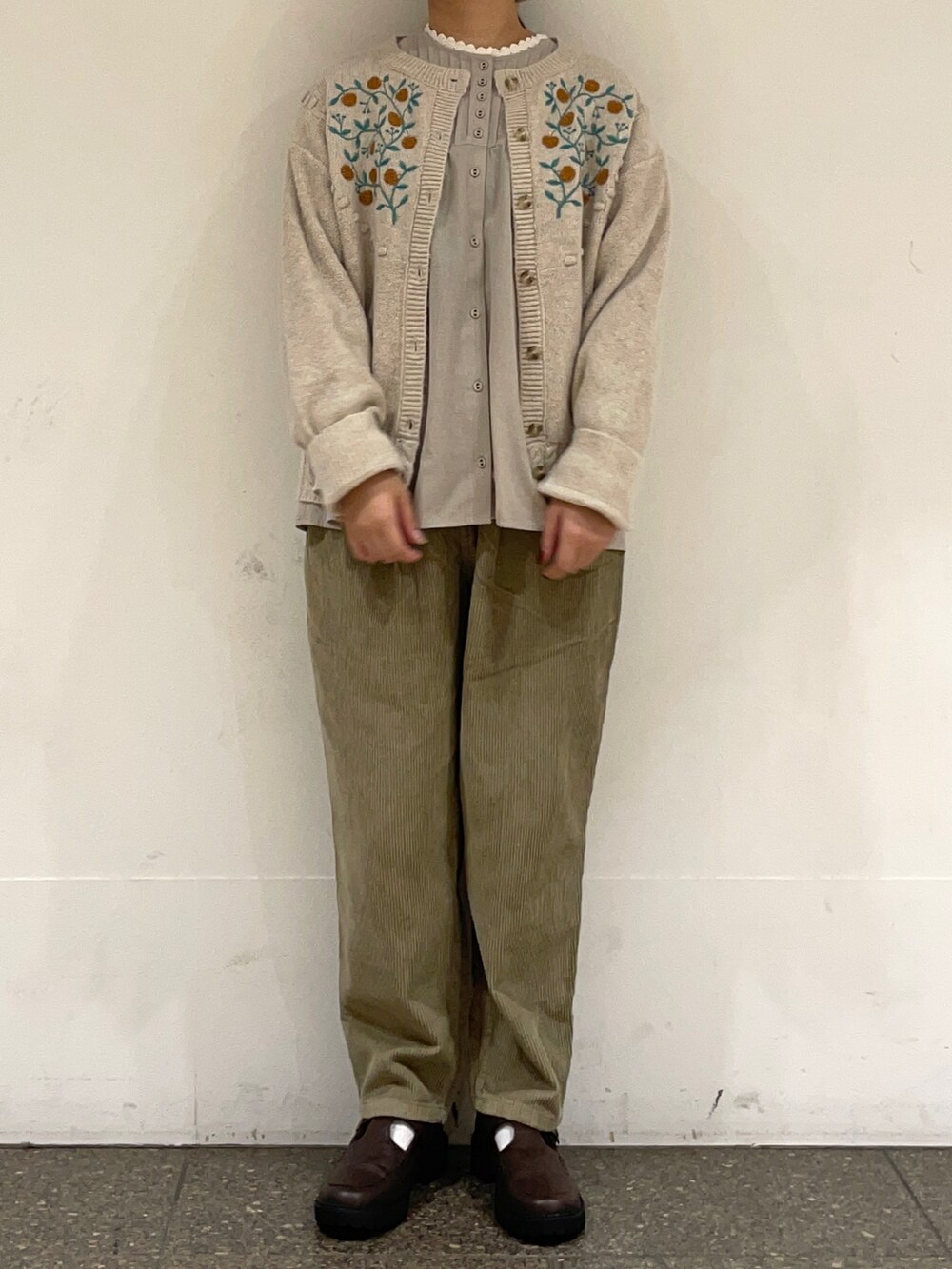 ブラウン系のドレスシューズを着用したレディースの冬コーディネートの2枚目の写真