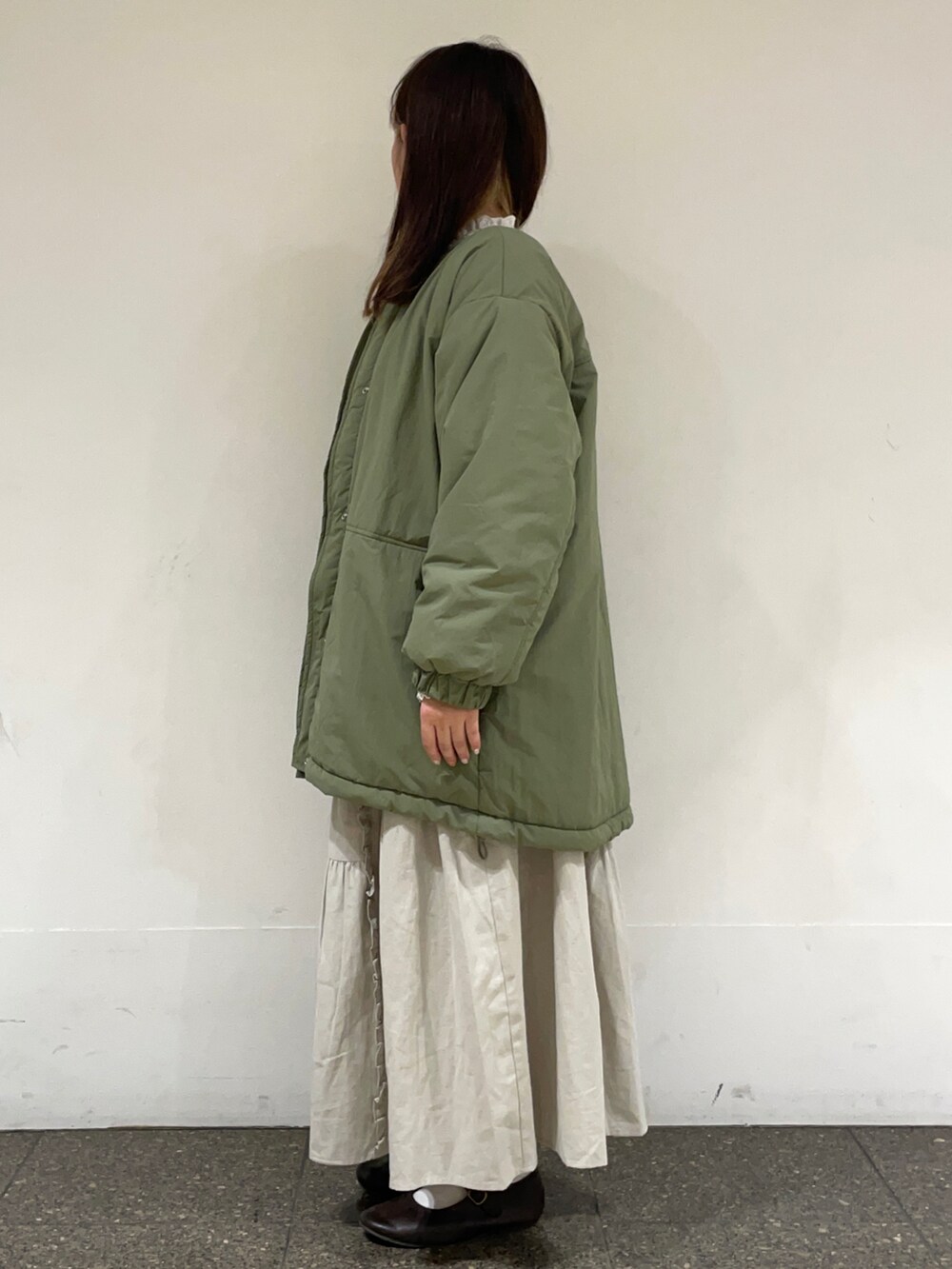 ブラウン系のドレスシューズ、ホワイト系のシャツ/ブラウス、ホワイト系のニット/セーターを着用したレディースの冬コーディネートの3枚目の写真