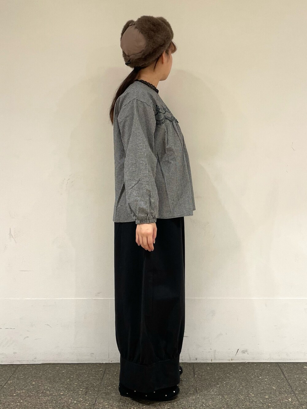 グレー系のドレスシューズ、ブラウン系のハットを着用したレディースの冬コーディネートの5枚目の写真