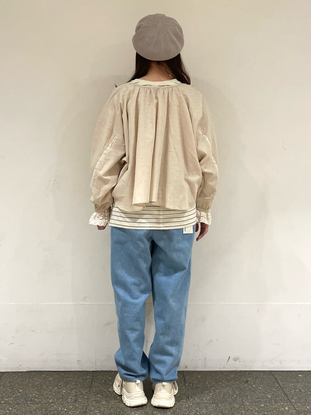 ベージュ系のスニーカー、ベージュ系のシャツ/ブラウス、ベージュ系のTシャツ/カットソーを着用したレディースの春コーディネートの4枚目の写真