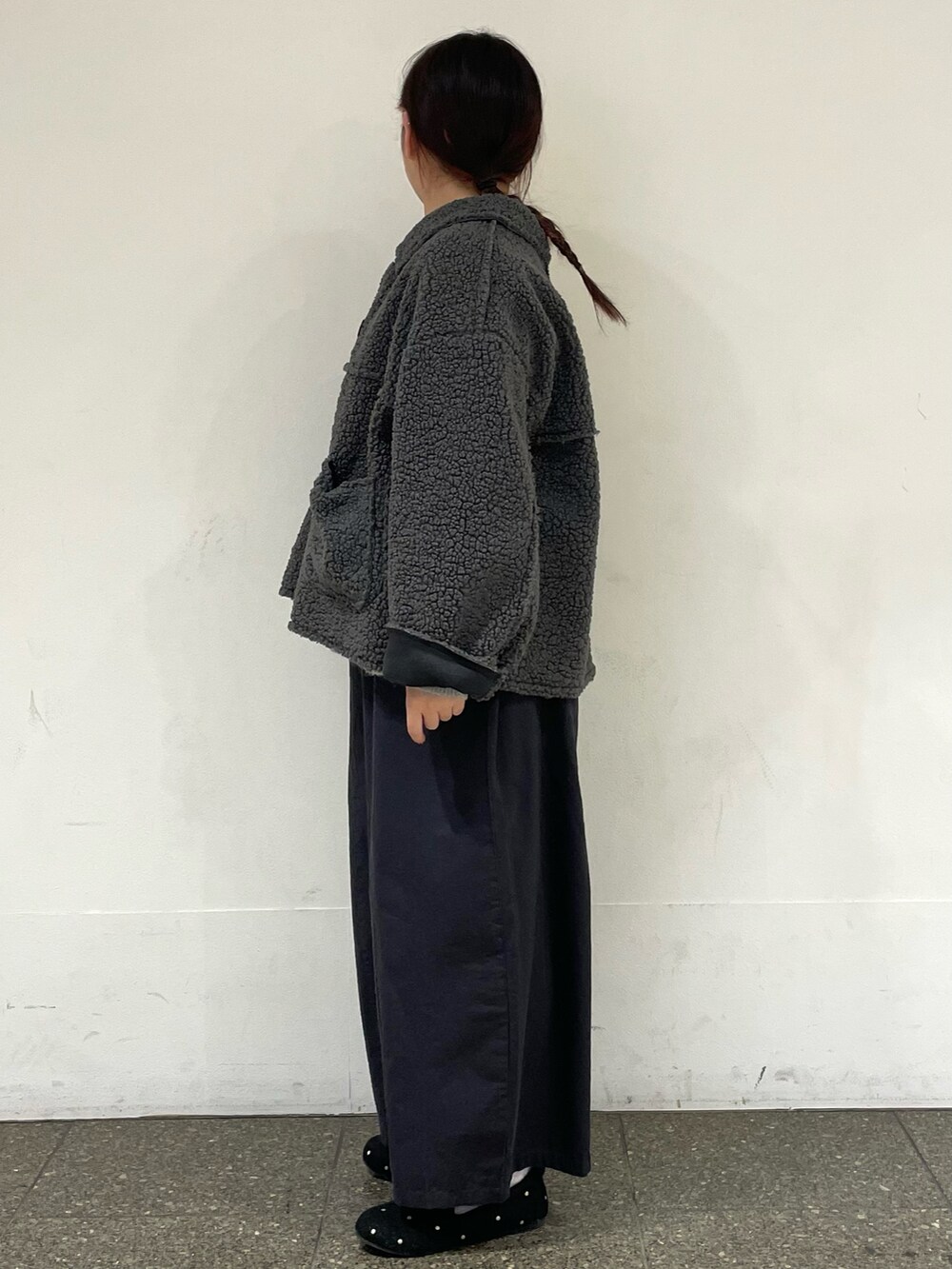 グレー系のドレスシューズ、グレー系のカーディガン/ボレロを着用したレディースの冬コーディネートの3枚目の写真