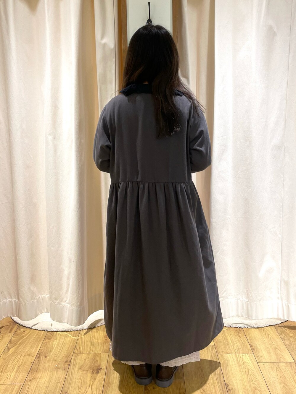 ブラック系のシャツ/ブラウス、グレー系のワンピース、ブラウン系のトートバッグを着用したレディースの冬コーディネートの3枚目の写真