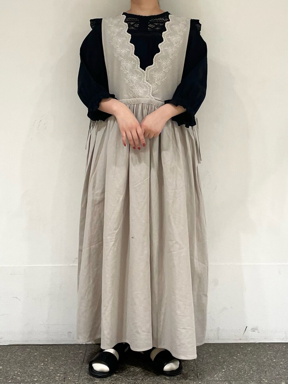 ブラック系のサンダル、ブラック系のシャツ/ブラウス、ホワイト系のワンピースを着用したレディースの夏コーディネートの2枚目の写真