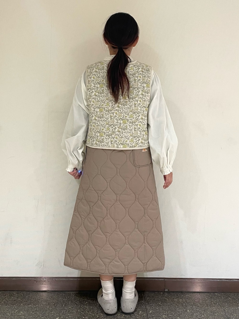 ベージュ系のドレスシューズ、ホワイト系のシャツ/ブラウス、ホワイト系のベストを着用したレディースの冬コーディネートの4枚目の写真