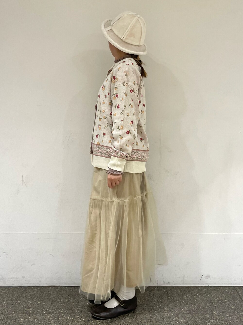 ブラウン系のドレスシューズ、ブラウン系のシャツ/ブラウス、ホワイト系のカーディガン/ボレロを着用したレディースの冬コーディネートの3枚目の写真