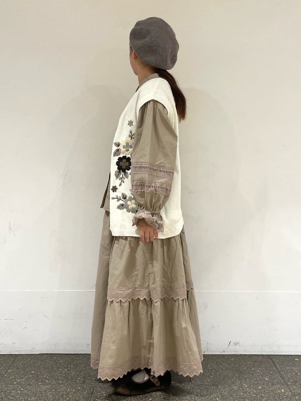 ブラウン系のドレスシューズを着用したレディースの冬コーディネートの3枚目の写真