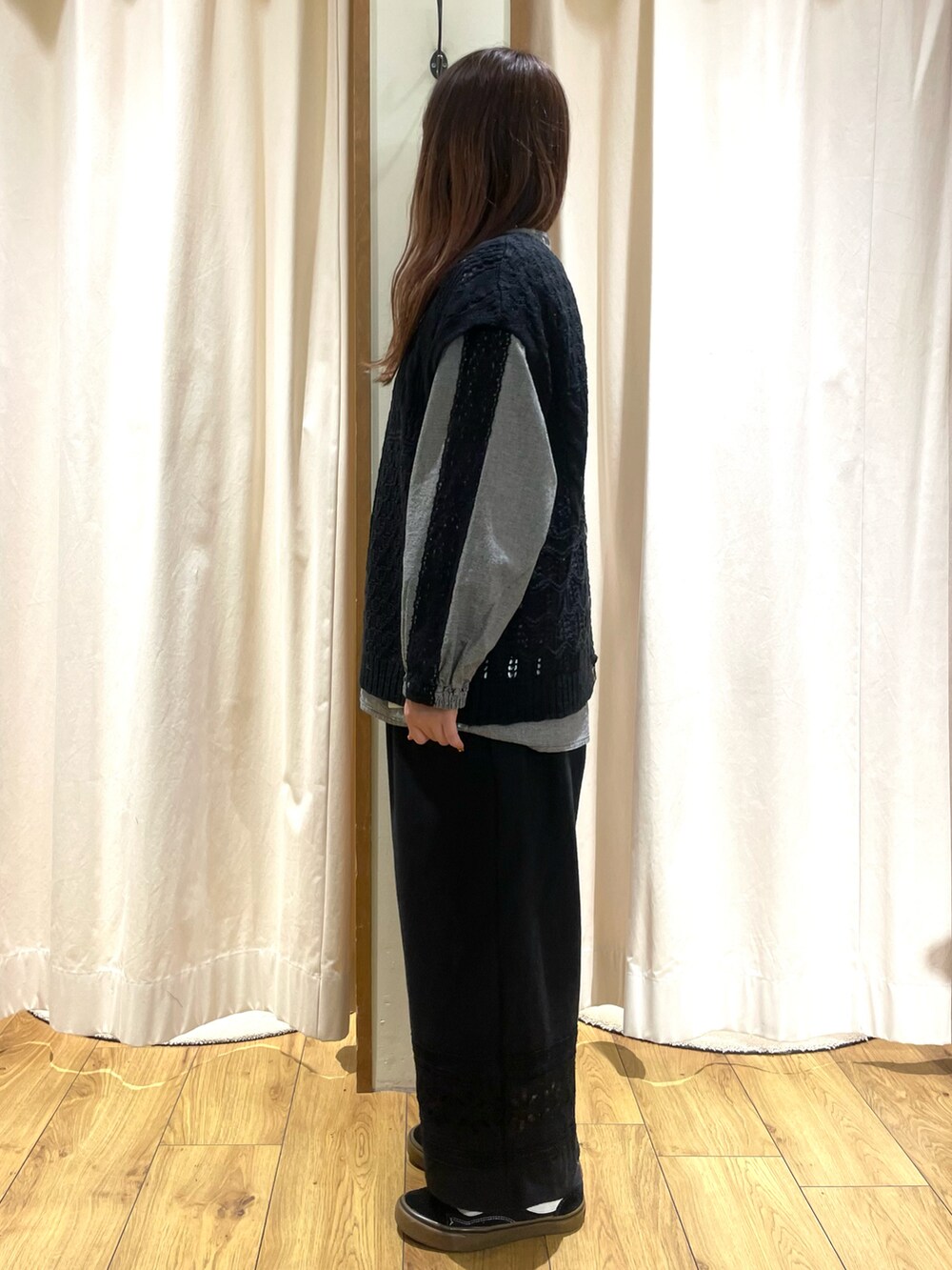 ブラック系のベスト、グレー系のシャツ/ブラウス、ブラック系のその他パンツを着用したレディースの冬コーディネートの2枚目の写真