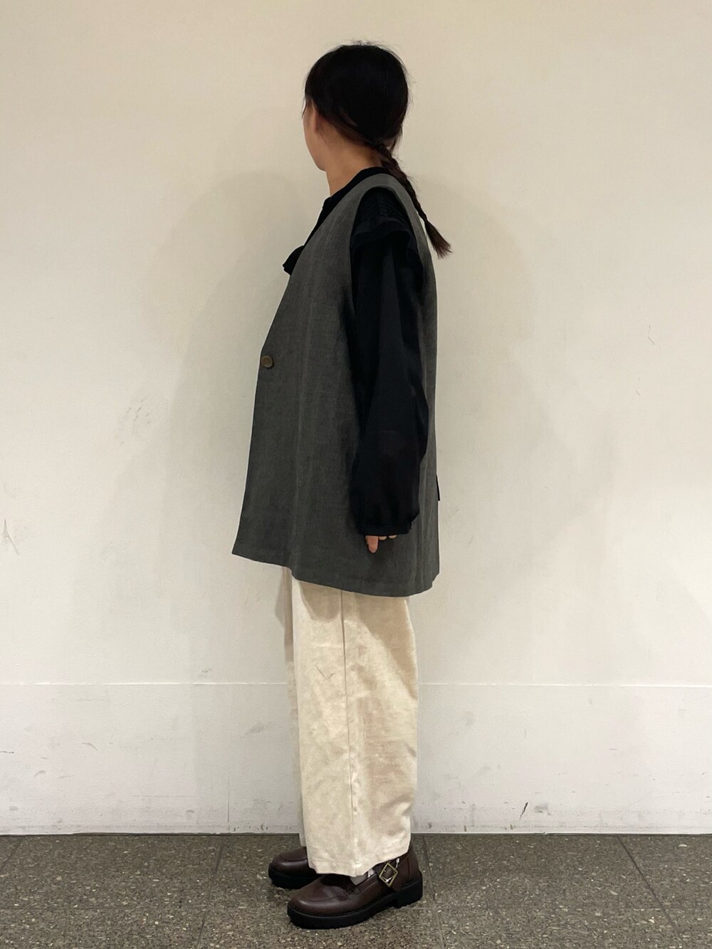 ブラウン系のドレスシューズを着用したレディースの冬コーディネートの3枚目の写真