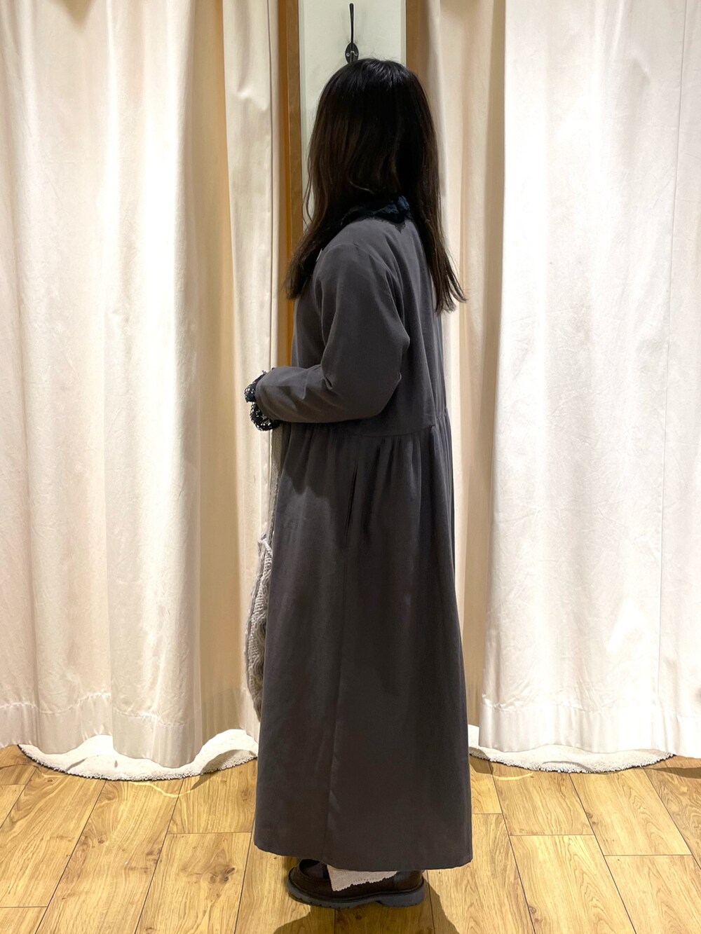 ブラック系のシャツ/ブラウス、グレー系のワンピース、ブラウン系のトートバッグを着用したレディースの冬コーディネートの2枚目の写真