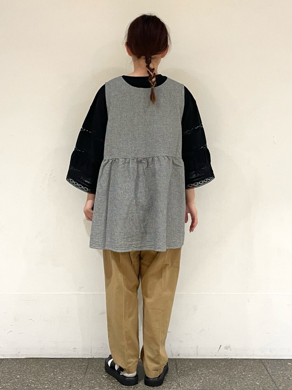 ブラック系のサンダル、ブラック系のTシャツ/カットソー、グレー系のベストを着用したレディースの夏コーディネートの4枚目の写真